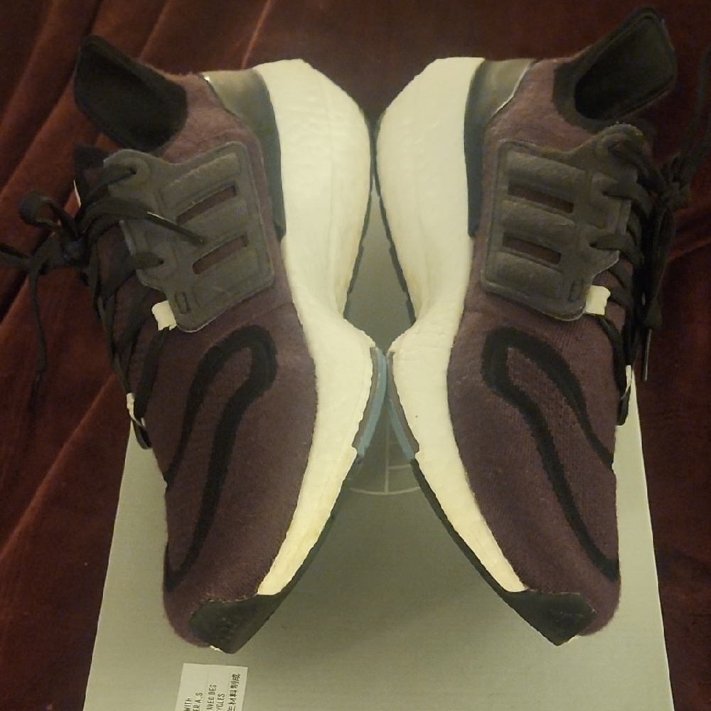 ♥️Adidas Ultraboost 22 in Red Wine and Black♥️